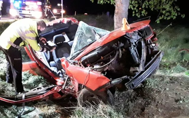 Prostějovští hasiči zažili pernou noc. Z automobilu museli vyprošťovat řidiče