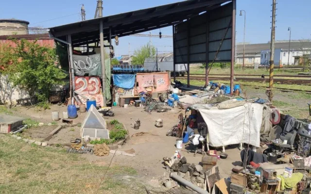 FOTO: Mladík utekl z výchovného ústavu, strážníci ho vypátrali ve squatu u nádraží. Skončil v poutech