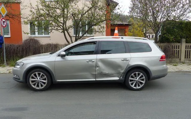 Řidič nedal přednost jinému vozidlu. Škoda na automobilech je 185 tisíc korun