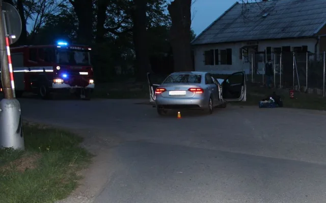 Řidič na Černé cestě narazil se svým autem do stromu, při nehodě se těžce zranila spolujezdkyně