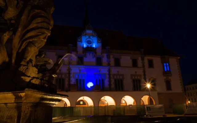 FOTO: Radnice a Trojice se oděly do modré. Barva připomíná Světový den plicní hypertenze