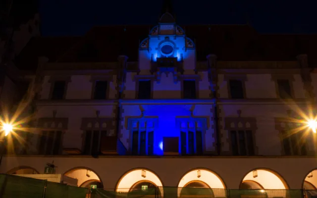 FOTO: Radnice a Trojice se oděly do modré. Barva připomíná Světový den plicní hypertenze