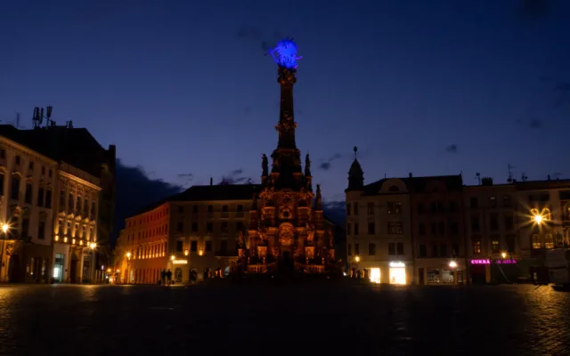 FOTO: Radnice a Trojice se oděly do modré. Barva připomíná Světový den plicní hypertenze