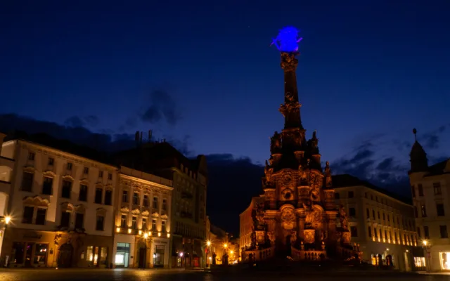 FOTO: Radnice a Trojice se oděly do modré. Barva připomíná Světový den plicní hypertenze