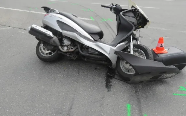 FOTO: Řidička Felicie vjela do cesty motorkáři, skončil v nemocnici