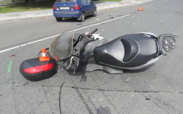 FOTO: Řidička Felicie vjela do cesty motorkáři, skončil v nemocnici