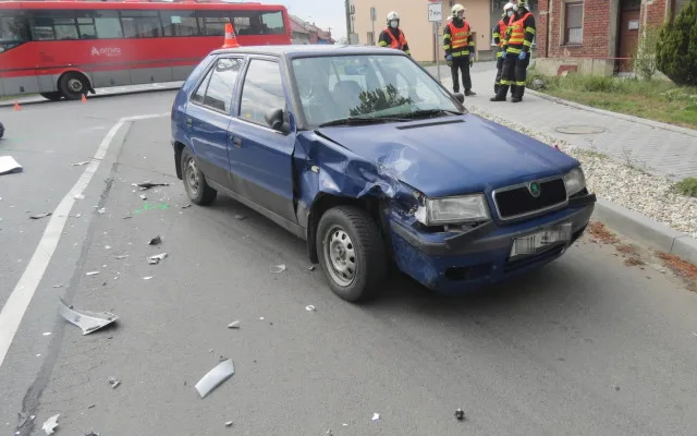 FOTO: Řidička Felicie vjela do cesty motorkáři, skončil v nemocnici