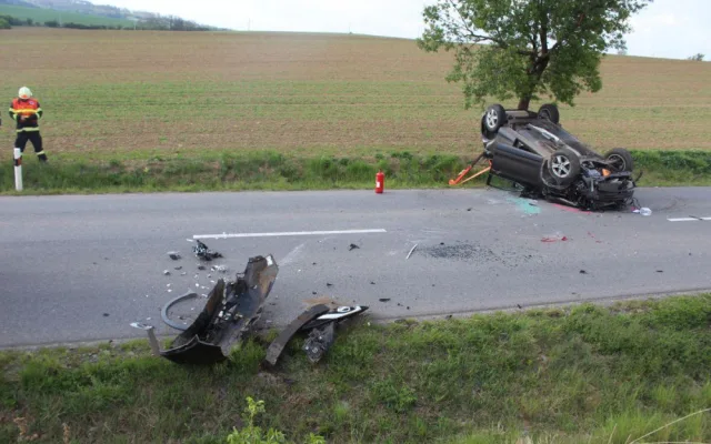 Místo řízení se věnoval telefonu. Otočil auto na střechu a zranil tři spolucestující