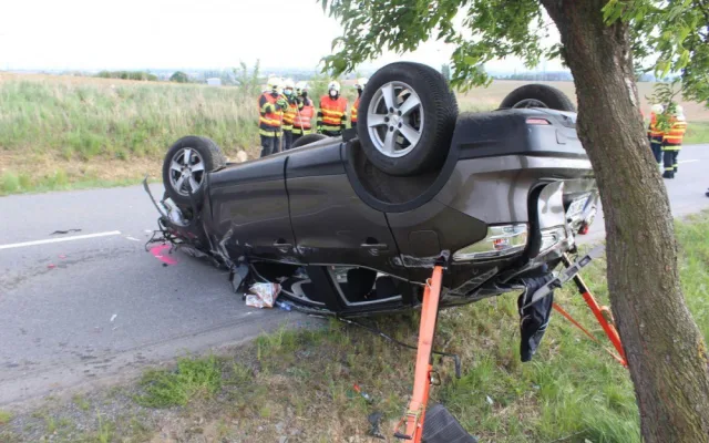 Místo řízení se věnoval telefonu. Otočil auto na střechu a zranil tři spolucestující