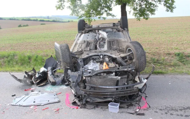Místo řízení se věnoval telefonu. Otočil auto na střechu a zranil tři spolucestující