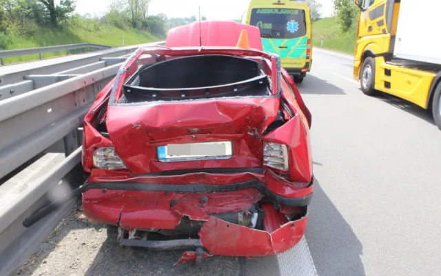FOTO: Řidič ve sporťáku narazil na dálnici dvou dvou aut, škoda se vyšplhala na téměř půl milionu