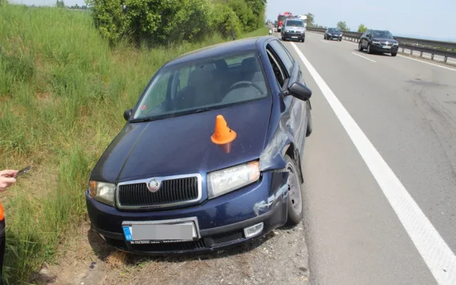 FOTO: Řidič ve sporťáku narazil na dálnici dvou dvou aut, škoda se vyšplhala na téměř půl milionu