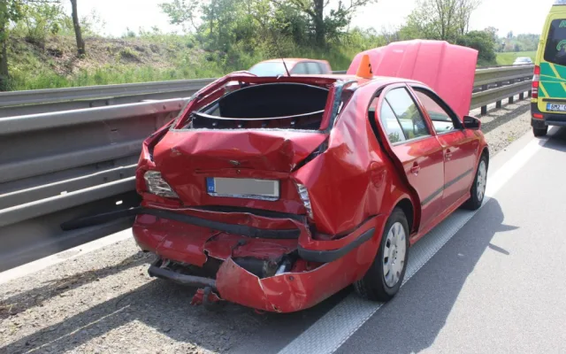 FOTO: Řidič ve sporťáku narazil na dálnici dvou dvou aut, škoda se vyšplhala na téměř půl milionu
