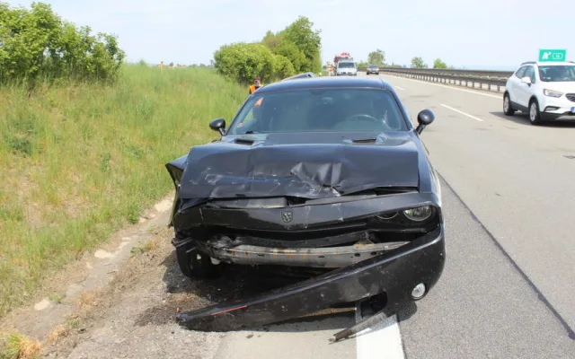 FOTO: Řidič ve sporťáku narazil na dálnici dvou dvou aut, škoda se vyšplhala na téměř půl milionu