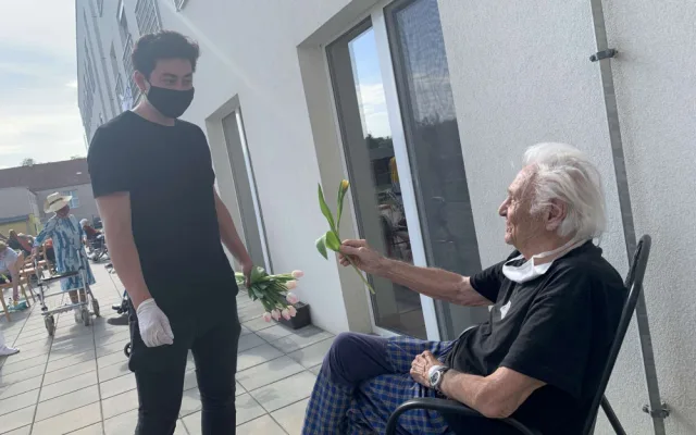FOTO/VIDEO: Kapela Mirai zazpívala v rámci projektu Pod okny seniorům z domova ve Slavoníně