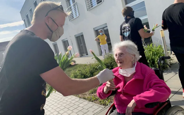 FOTO/VIDEO: Kapela Mirai zazpívala v rámci projektu Pod okny seniorům z domova ve Slavoníně