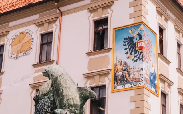FOTO: Olomouckou radnici zdobí nové sluneční hodiny
