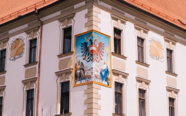 FOTO: Olomouckou radnici zdobí nové sluneční hodiny