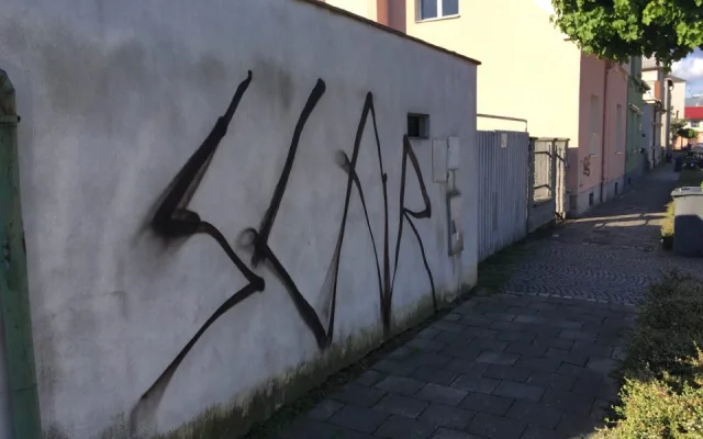FOTO: Neznámý vandal posprejoval v Hodolanech několik domů. Hrozí mu rok vězení
