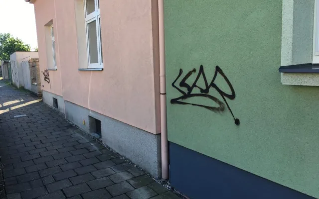 FOTO: Neznámý vandal posprejoval v Hodolanech několik domů. Hrozí mu rok vězení