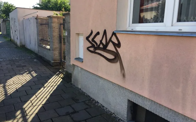 FOTO: Neznámý vandal posprejoval v Hodolanech několik domů. Hrozí mu rok vězení