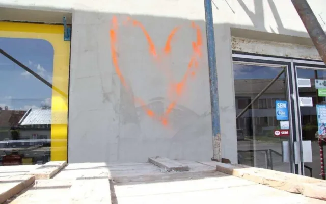 FOTO: Vandal vítal Evu velkým oranžovým nápisem na fasádě