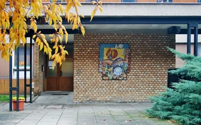 Původní stav skleněné mozaiky na MŠ Nedvědova