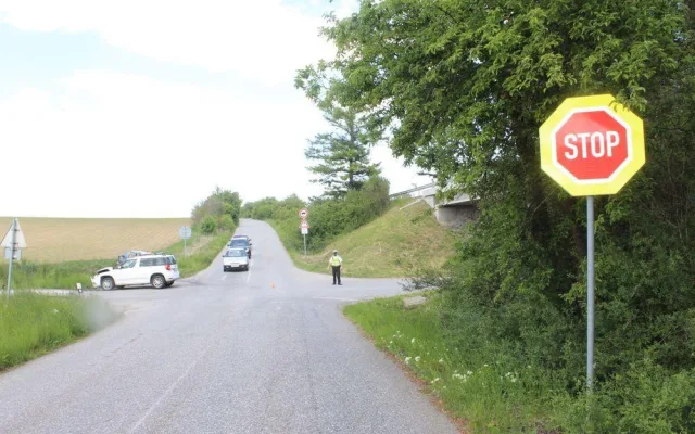 Řidič nezastavil na stopce a smetl auto na hlavní. Posádku převezli do nemocnice