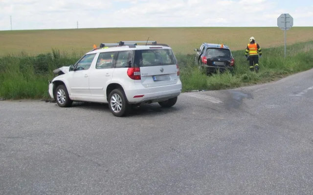 Řidič nezastavil na stopce a smetl auto na hlavní. Posádku převezli do nemocnice