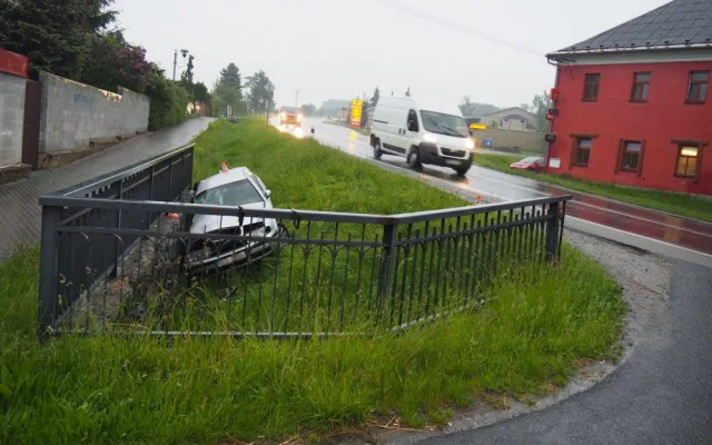 FOTO: Řidiče přepadla únava. S Octavií skončil v příkopu