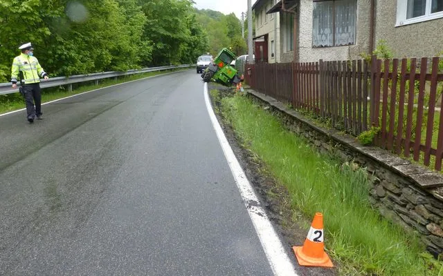 FOTO: Řidič zemědělského stroje sjel z cesty a opřel se o plot rodinného domu