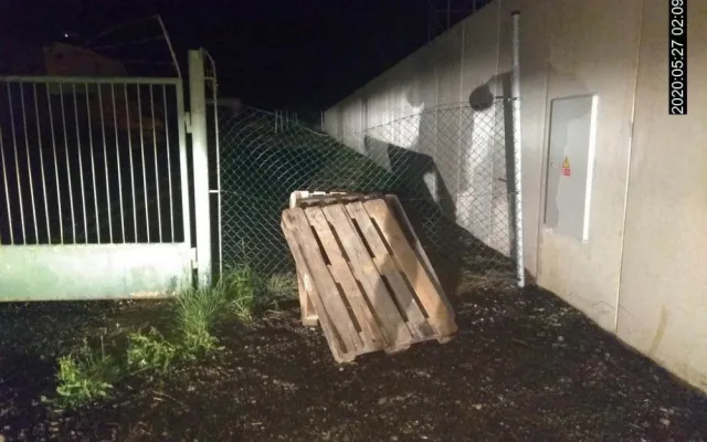 Muž kradl palety a stavební kolečka. Před strážníky skočil do křoví