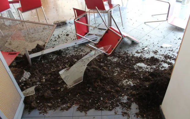 FOTO: Řidič Fordu na dálnici zazmatkoval a zastavil až nárazem do čerpací stanice