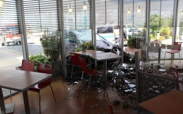 FOTO: Řidič Fordu na dálnici zazmatkoval a zastavil až nárazem do čerpací stanice