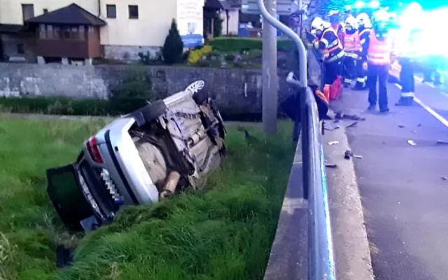 FOTO: Automobil spadl z mostu a skončil převrácený na boku