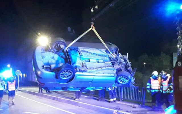 FOTO: Automobil spadl z mostu a skončil převrácený na boku
