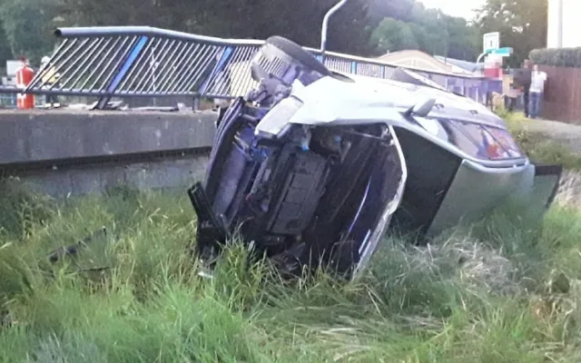 FOTO: Automobil spadl z mostu a skončil převrácený na boku