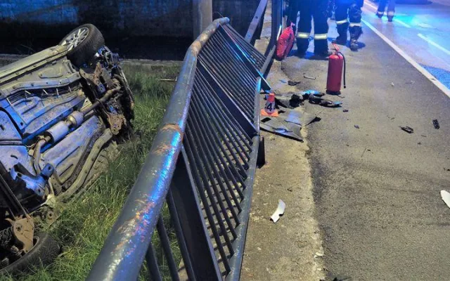 FOTO: Automobil spadl z mostu a skončil převrácený na boku