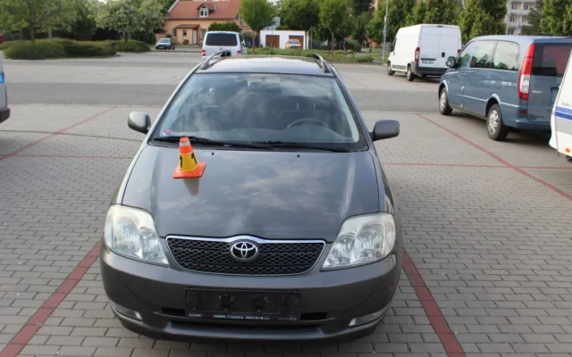 Řidička Toyoty nedala přednost cyklistovi. Na ošetření byl převezen do nemocnice