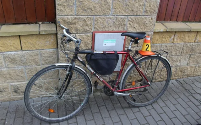 Řidička Toyoty nedala přednost cyklistovi. Na ošetření byl převezen do nemocnice