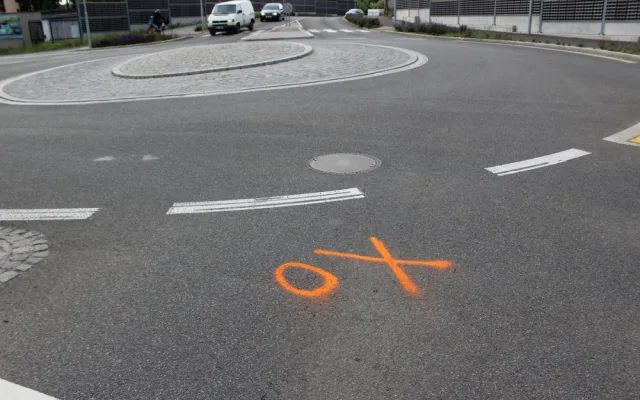 Řidička Toyoty nedala přednost cyklistovi. Na ošetření byl převezen do nemocnice