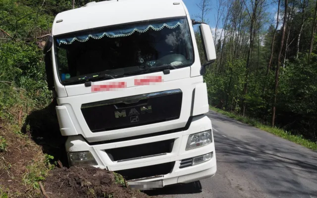 FOTO: Řidič kamionu najel na nezpevněnou krajnici a skončil v příkopu