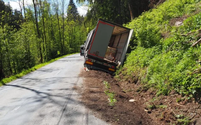 FOTO: Řidič kamionu najel na nezpevněnou krajnici a skončil v příkopu