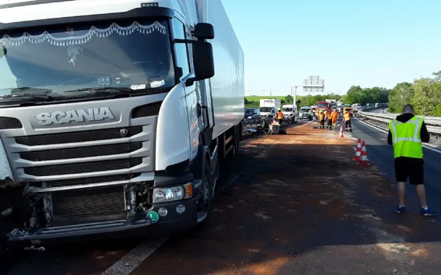 FOTO: Nehoda kamionu ráno zablokovala dálnici D46, už se jezdí jedním pruhem