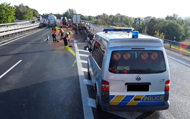 FOTO: Nehoda kamionu ráno zablokovala dálnici D46, už se jezdí jedním pruhem