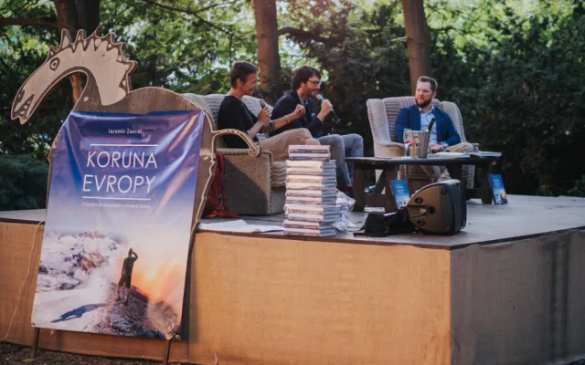 FOTO: Olomoucký cestovatel pokořil Korunu Evropy. Na letňáku pokřtil ve středu knihu