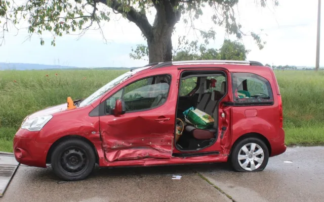 Řidička nezastavila na stopce a vjela na hlavní. Z boku nabourala do dalšího auta.