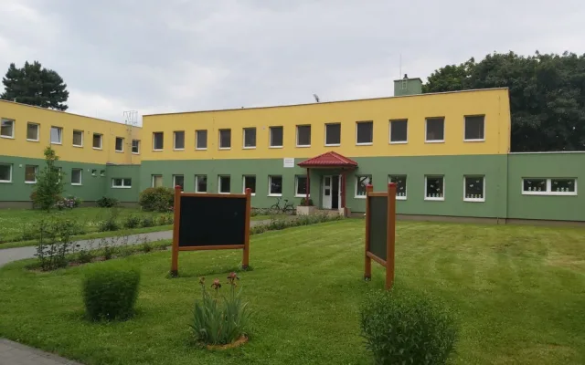 FOTO: Policie musela nechat vyklidit celou školu i školku. Někdo nahlásil, že vyletí do povětří