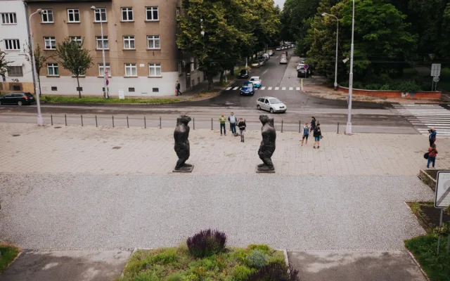 FOTO: Velké bronzové sochy lidoopů už stojí na svém místě u Rudolfovy aleje. Váží tři čtvrtě tuny