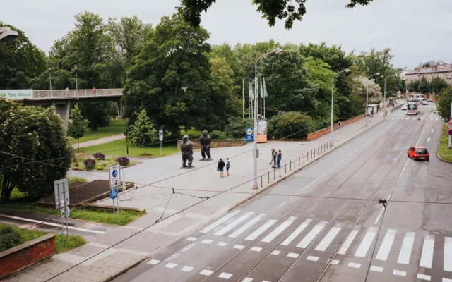 FOTO: Velké bronzové sochy lidoopů už stojí na svém místě u Rudolfovy aleje. Váží tři čtvrtě tuny